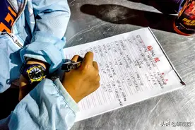 家长接上放学儿童，与友人夜市撸串交流，俩孩子趴在餐桌上写作业图片