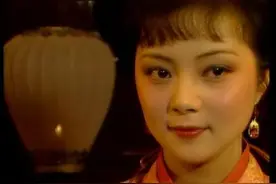 薛宝钗送林黛玉双倍的礼物，为何贾宝玉会生气，王夫人也不高兴？图片