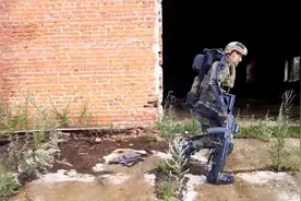 俄罗斯展示外骨骼套装：赋予士兵超人力量视频封面