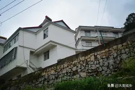大山里的村庄，山上山下建楼房，看公路修啥样子图片