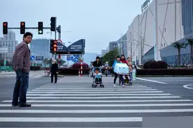 一个很现实的问题，很多司机依然“看不懂”红绿灯图片