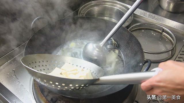 鲫鱼可以放花胶煮汤吗 2026年鲫鱼可以放花胶煮汤吗百度百科