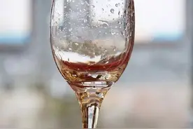 白酒喝后放一会，杯子闻着不香反臭，酒厂工人：不一定就是酒精酒图片