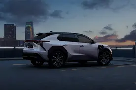 真的这么持久？丰田全新电动车亮相：开10年都可以不换电池图片