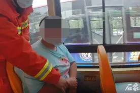 女孩双手被卡座椅急得直唱歌，石家庄消防一边安抚一边救援图片