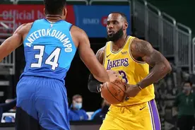 NBA第一人之间的对决，詹姆斯三分爆发，湖人挑落字母哥的雄鹿图片