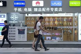 手机店老板坦言：网购手机和实体店买手机，差别“一目了然”图片