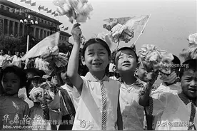 七八十年代的中国人，故宫围观外国人，站在他人轿车旁照相图片