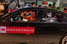 感动！只收到一张照片，这些司机就都跑到了郑州东站，免费运送滞留旅客图片