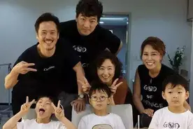 “国民表情包”长大了，从萌娃变长腿帅哥，现在的样子你喜欢吗？图片
