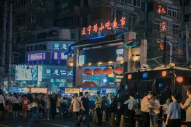 兰州正宁路，非常有名的一条小吃夜市，外地游客来了都夸赞图片