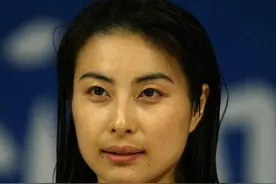郭晶晶生三胎后入住1.5亿独立屋，霍震霆亲自送搬家礼，网友：壕图片