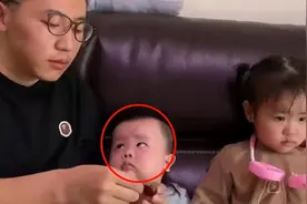 “偏心”爸爸火了，忽视儿子给女儿喂葡萄，儿子：我是空气吗？图片