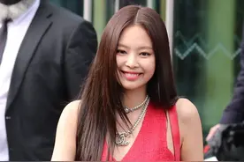 Jennie Kim现身香奈儿2021年巴黎时装周 红色露腰短套装增添活力图片