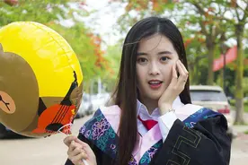 女大学生怀孕7个月，返校拍毕业照，笑称孩子还没出生就上大学了图片