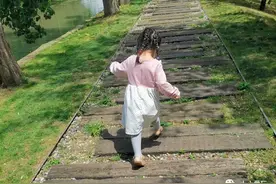 快让爱玩虫子的女儿逼疯了！孩子喜欢“恶心“的小动物怎么破图片