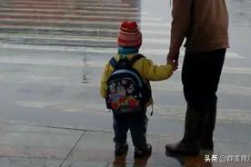 婴儿从手推车上掉落，后被轿车碾压头部，家长竟毫无察觉图片