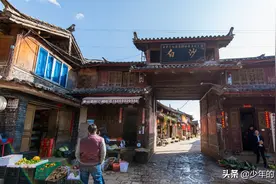云南这座古镇，离丽江城约十公里，是纳西族的古都，游客不是很多图片