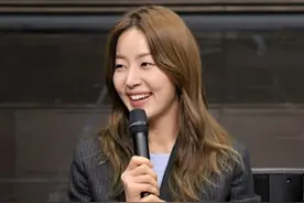 “小新娘”韩智慧婚后十年做妈，夫婿抱女儿露脸，两人喜不自胜图片