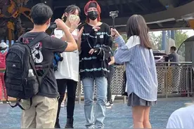 盘点环球影城偶遇明星生图，白敬亭似商务精英，林依轮兼职卖货？图片