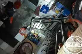 赣州：黑蛇死死缠住楼梯，扯都扯不动，消防员上演徒手抓蛇图片