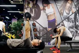 在24小时健身房里，年轻人主动加班图片