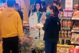 杨幂许凯同框路透，差9岁情侣感十足，二人五官优越身高差太有爱图片