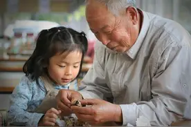 孙女和爷爷睡觉异常乖巧，宝妈知道真相后怒吼：离我孩子远点图片