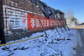 保定蠡县一天然气管道脱落月余无人修，或还存违规安装问题图片