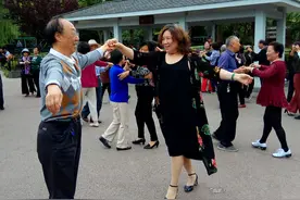 63岁大爷：跟3个女人跳交谊舞不久，我就赶紧离开，因她们太过分图片