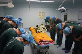 为何人死后不能摸尸体的脸？科学家告知真相：这不是迷信，是科学图片
