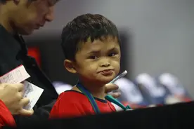 “小马云”回家后被持续围观与争夺：网红住进家中拍摄，村民为点赞量花钱买他表演，家属希望有老板继续资助图片