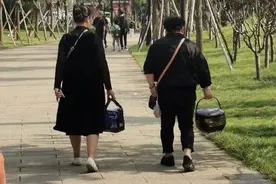 拎着电饭煲去郊游！太原这群大妈火了...图片