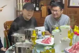 黄渤回老家与友聚餐，喝十几瓶啤酒狂飙青岛话，仅吃小火锅太简朴图片