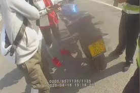 遮挡号牌被查后踢打民警，自称抖音粉丝百万，“豪横女”被拘!图片