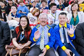 以这位已故华人市长的名字 命名旧金山机场国际出发航站楼图片