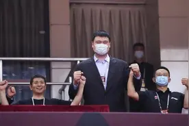 愤怒！比赛刚打1分钟，就差点废了人，CBA最丑陋一幕上演图片