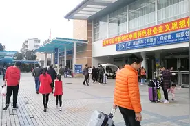 实拍东莞常平动车站，2018年农民工返乡潮开始了，大包小包提回家