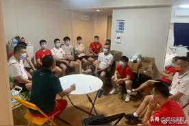 刘国梁训话全屋挤满世界冠军，孙颖莎坐小椅子，刘诗雯坐姿霸气图片