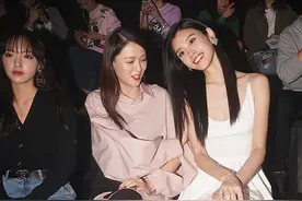 奚梦瑶虽然选对了裙子，却选错了袜子，没有陈乔恩的腿显细图片