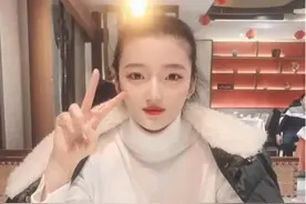 “最嫩奶奶”火了，48岁被误认为未婚少女，爷爷：孙子都3岁了图片