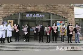 73岁，“自免肝”又感染新冠肺炎的他出院了：“相信医生，老年朋友们加油！”图片