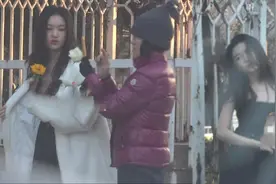 李嫣与奶奶街头自拍 冬天穿吊带裙，撩发甩头潇洒不怕冻视频封面