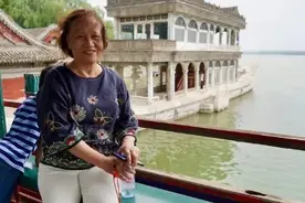 邓超携妈妈游玩，穿搭简约接地气，阿姨74岁剪波波头太显年轻图片