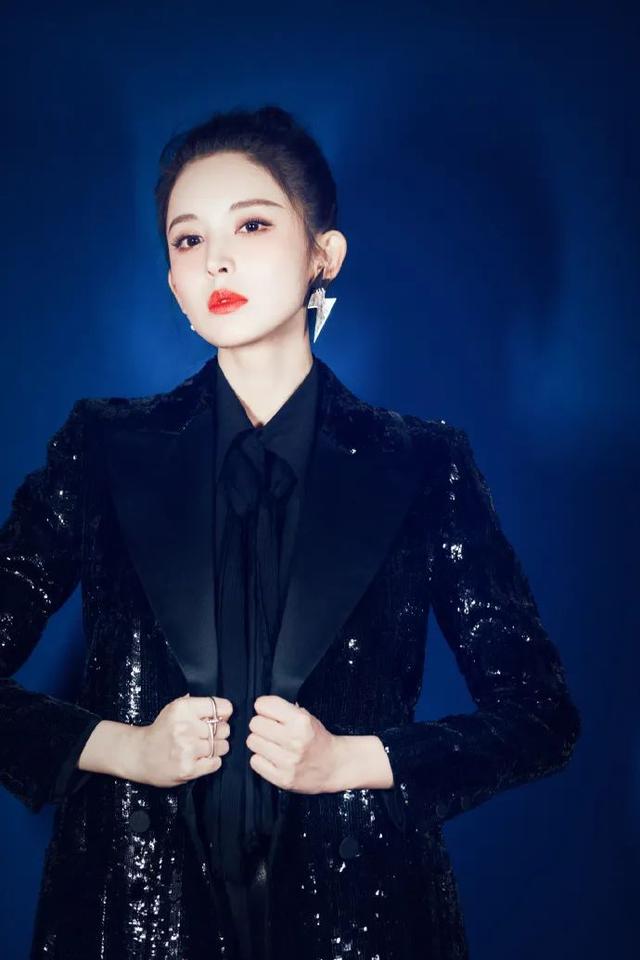 建议皮肤“暗黄”的女人，选这几种服装配色穿，不挑肤色还很靓丽