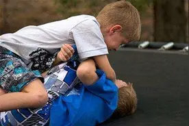 如果孩子之间打架了，作为家长，应该怎样给予孩子正确的引导？图片