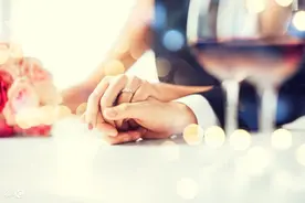 小说：美女挤电梯偶遇总裁，激动到说不出话，不料他却先来搭讪了图片