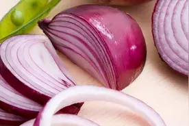 买洋葱，“紫皮”“白皮”啥区别？农村老伯：区别大，不懂别乱买图片