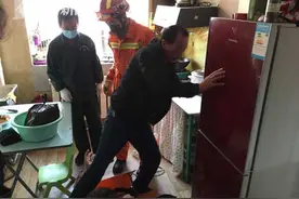 体重三百斤女患者急救 抬不动消防员来“增援”图片
