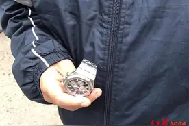 男子半夜醉倒路边，价值20万名表被薅走 成都警方破案：两人作案，一人为外卖员图片